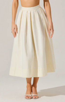 Every Elegant Woman Should Own These Timeless Pieces | Luxury En Vogue