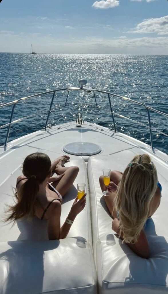 Vacation pic inspo girls trip lake como luxury beach resort yacht club blonde tan pic inspo - Luxury En Vogue