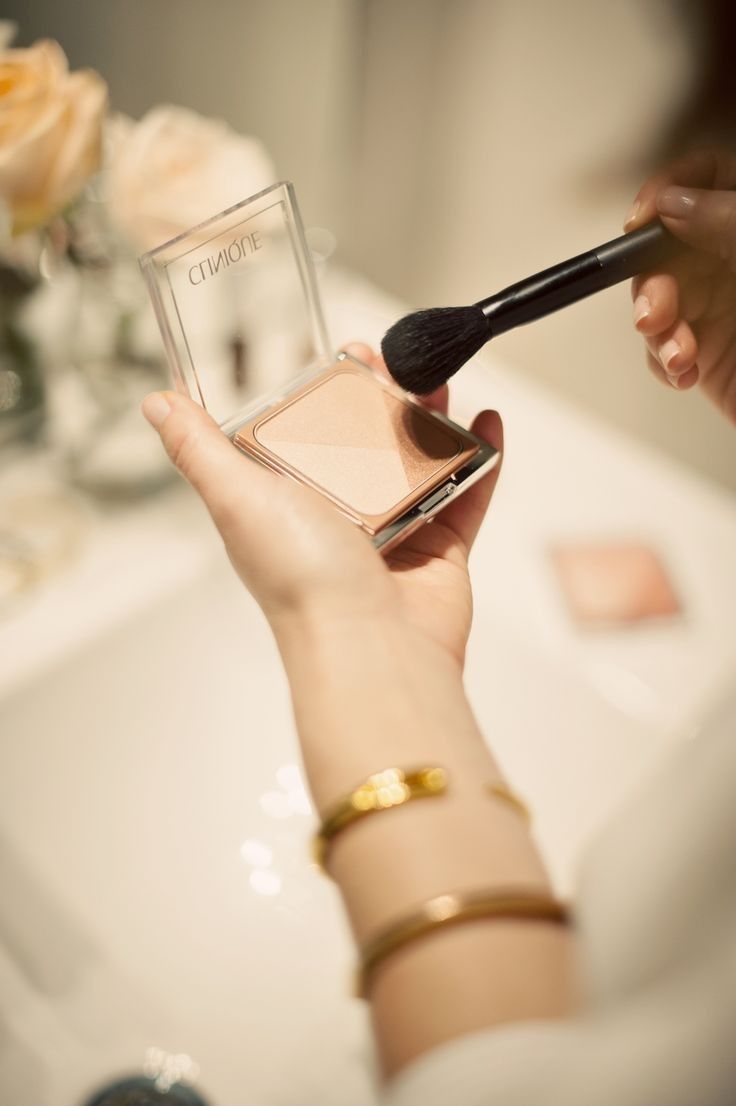 The Secret to Keeping your Powder Foundation from Caking | Luxury En Vogue
